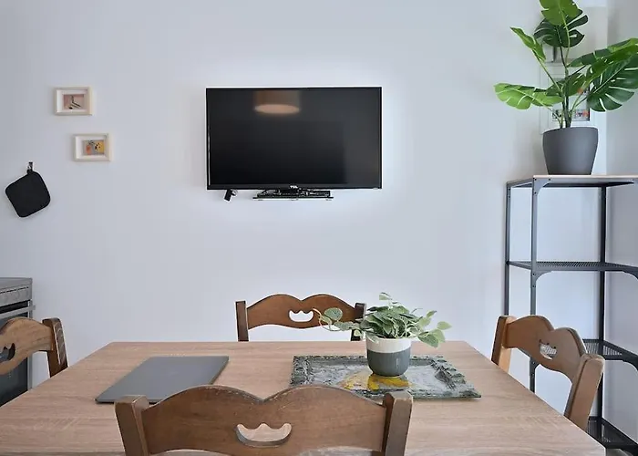 Seabreeze Apartment In Palaio Faliro/ Netflix