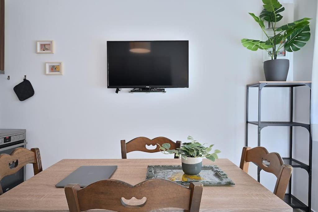 Seabreeze In Palaio Faliro/ Netflix
